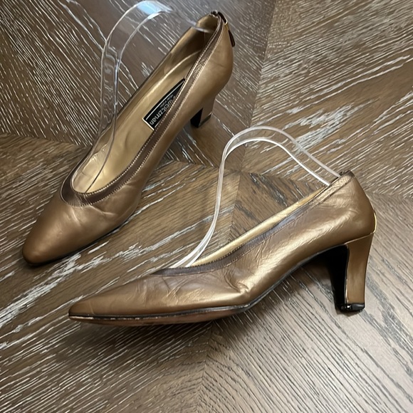 Vintage Stuart Weitzman metallic brown with bronze rounded toe heel/pump 2.75” - Picture 5 of 17
